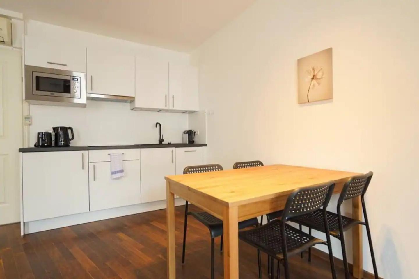 Authentic Austrian Flat In The South Of Vienna Apartment Modling Exterior photo