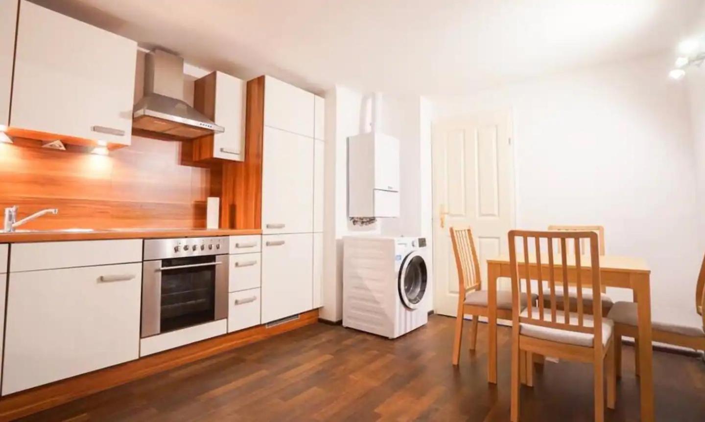 Authentic Austrian Flat In The South Of Vienna Apartment Modling Exterior photo